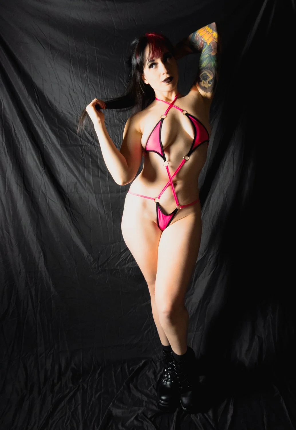 sunfyretv pink and black sling image 13