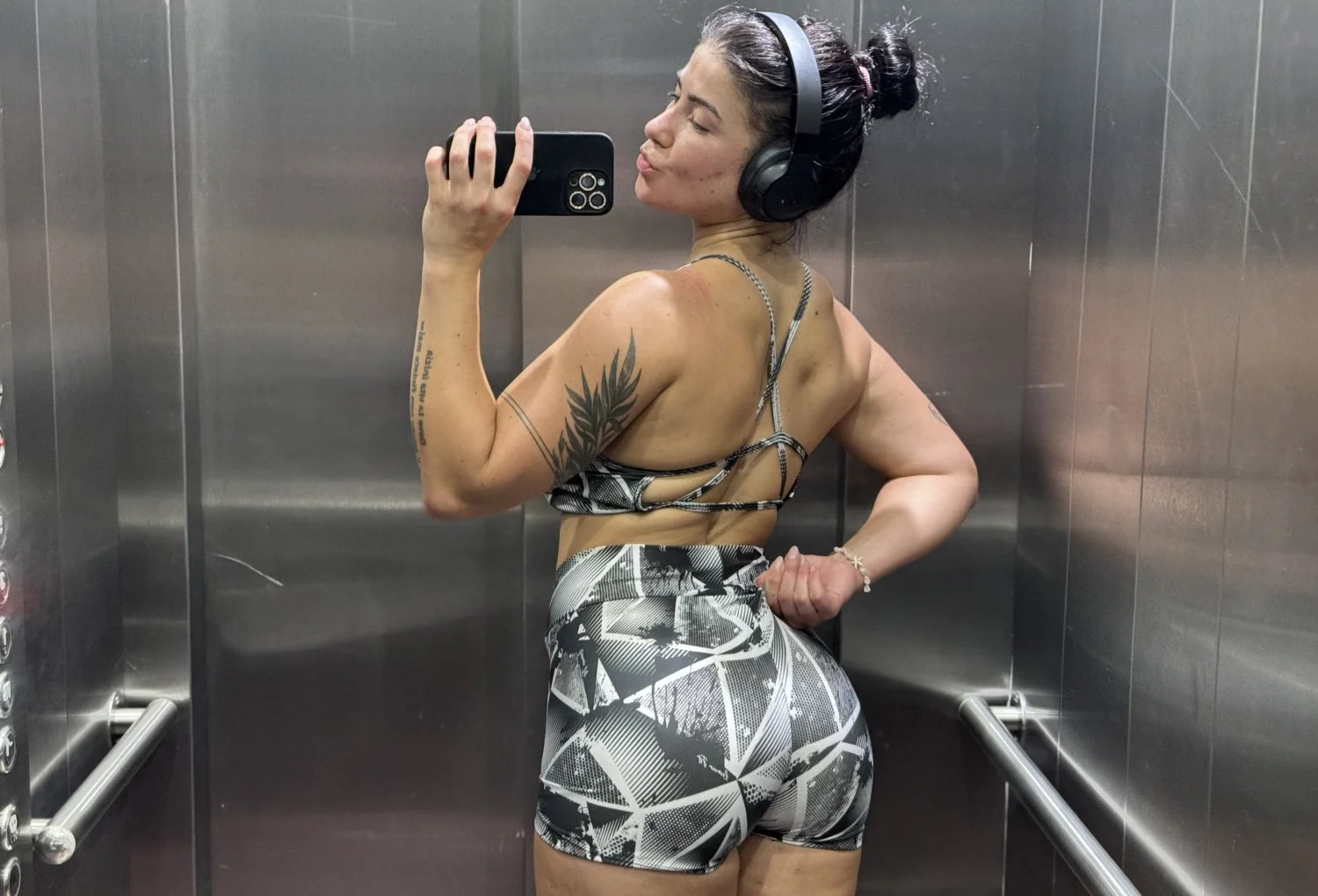 I love to shake my tits while I masturbate image 2