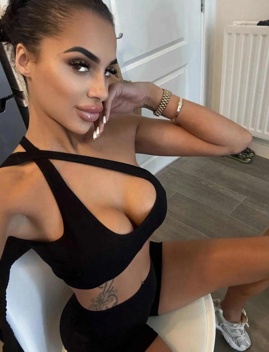 Sexy UK web slut exposed image 3