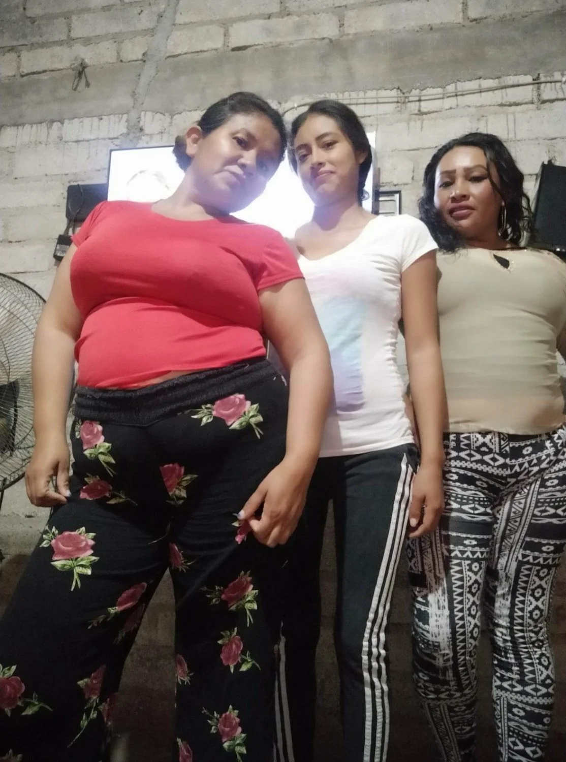 Madre e hija putipobres enseñando el culo y tetas main image