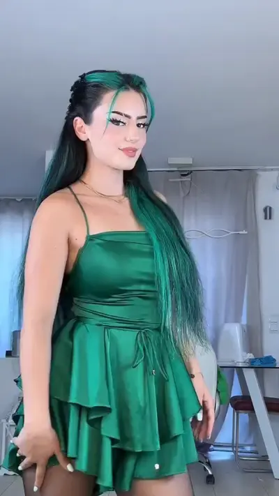 Dilaraa im kurzen Kleidchen 💚💙💜👗😯 cover image
