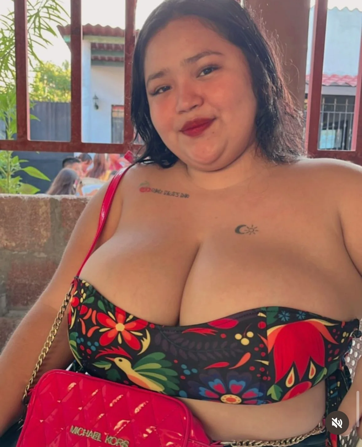 These Latina girls from other countries always have low quality pics lol image 13