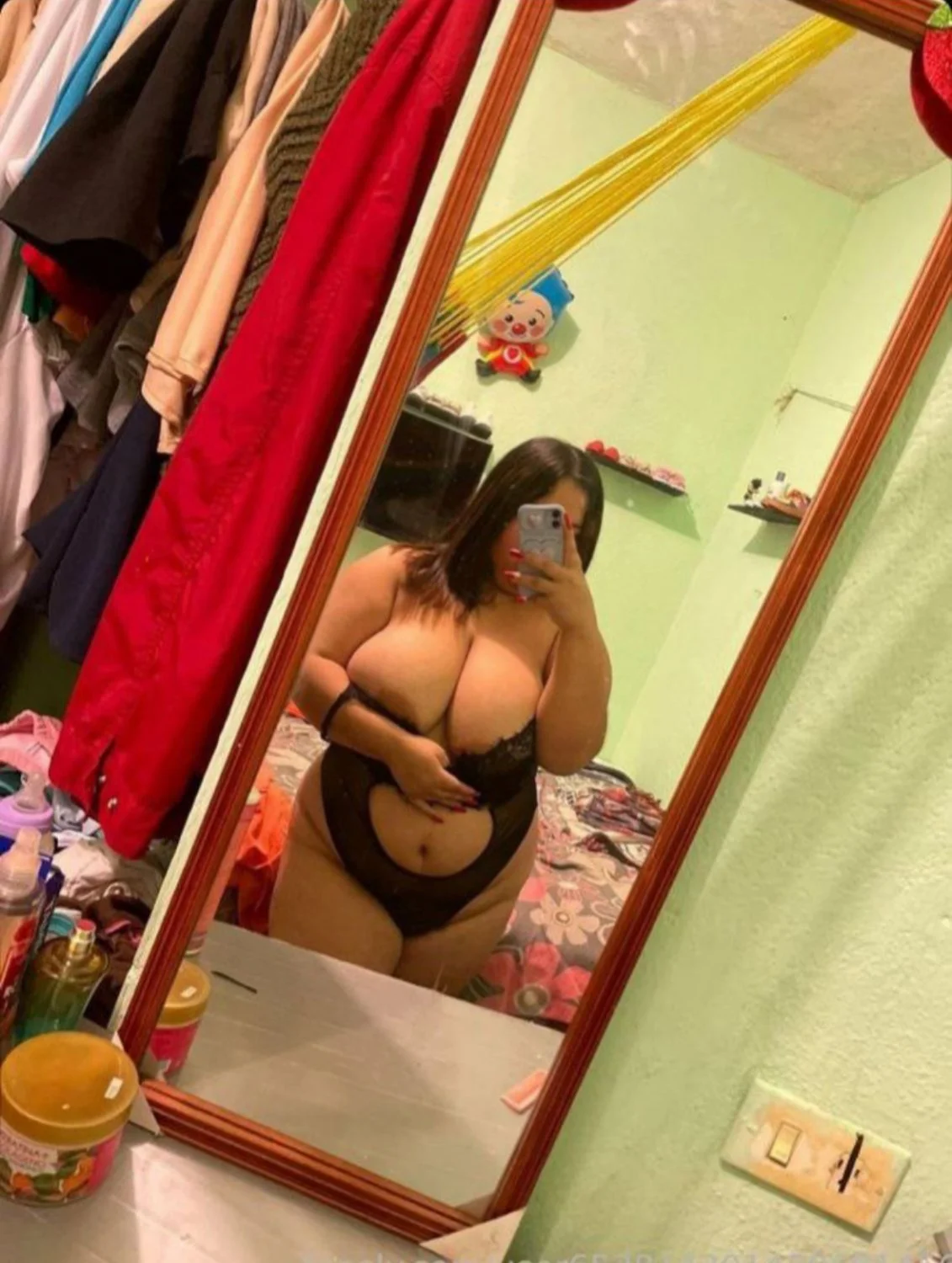 These Latina girls from other countries always have low quality pics lol image 16