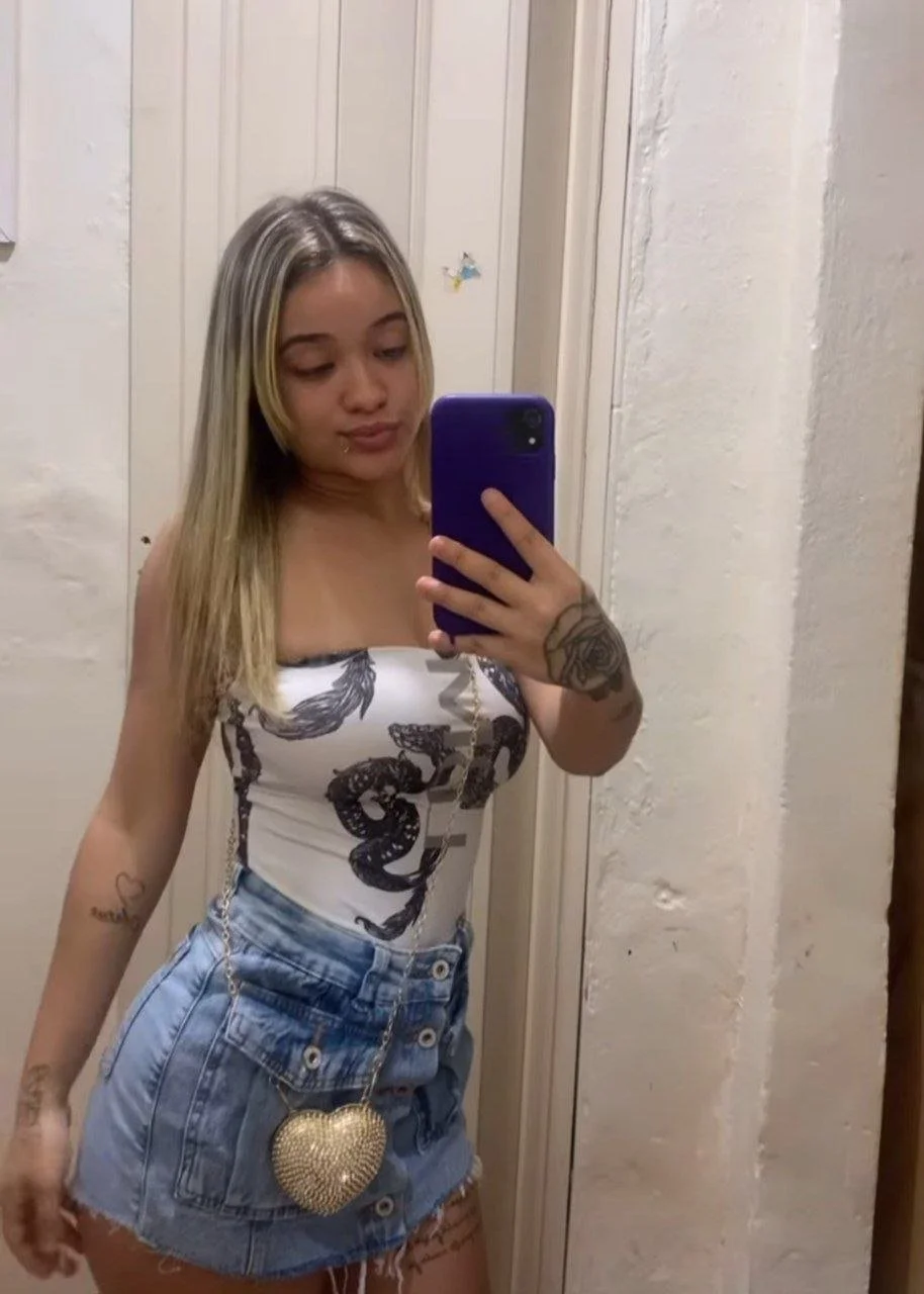 branquinha loirinha peladinha mostrando o cuzinho rosadinho main image