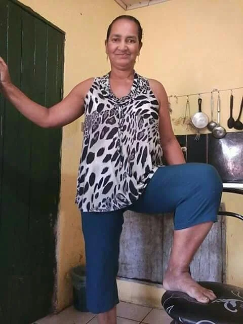 Marlene, mulher de corno, o corno adora exibir fotos dela para os amigos. image 1