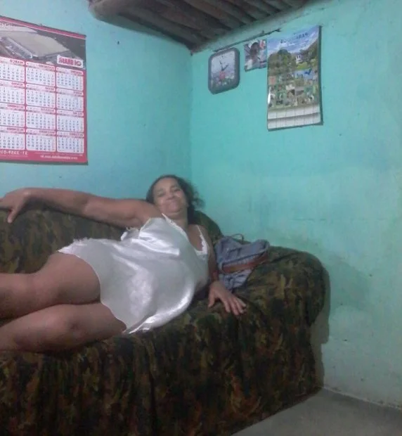 Marlene, mulher de corno, o corno adora exibir fotos dela para os amigos. image 11
