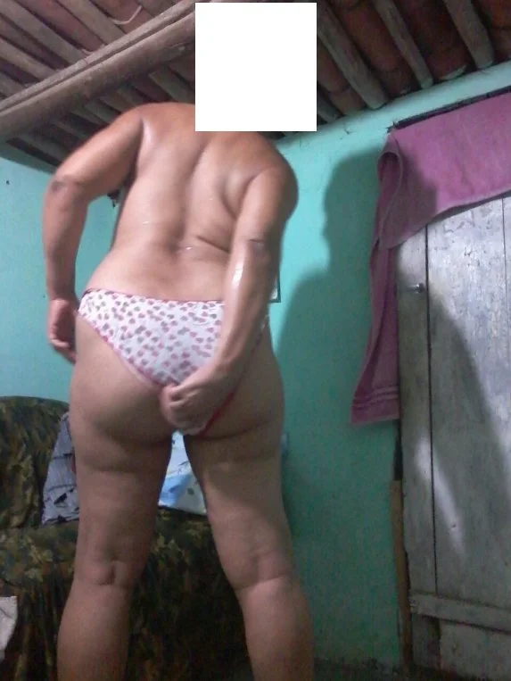 Marlene, mulher de corno, o corno adora exibir fotos dela para os amigos. image 15