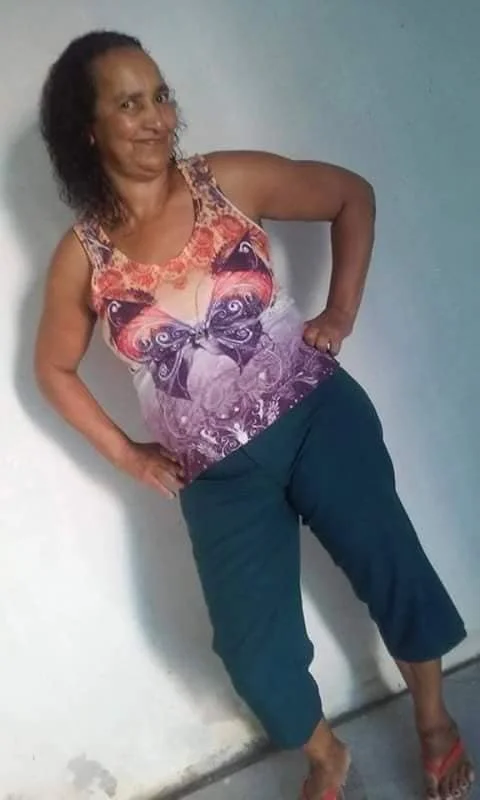 Marlene, mulher de corno, o corno adora exibir fotos dela para os amigos. image 2