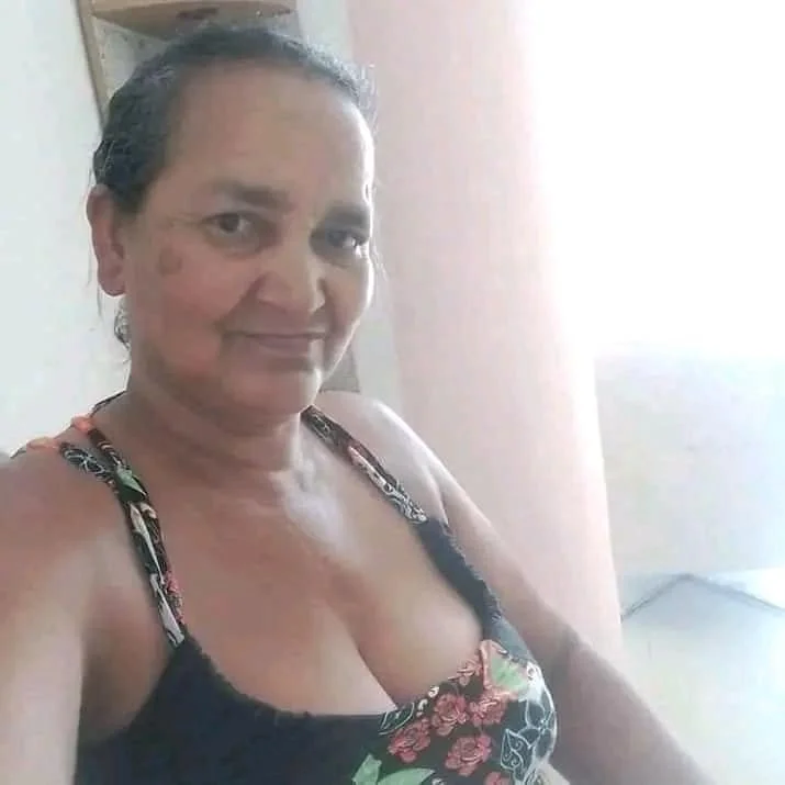 Marlene, mulher de corno, o corno adora exibir fotos dela para os amigos. image 3