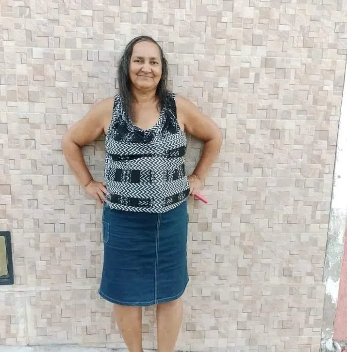 Marlene, mulher de corno, o corno adora exibir fotos dela para os amigos. image 5