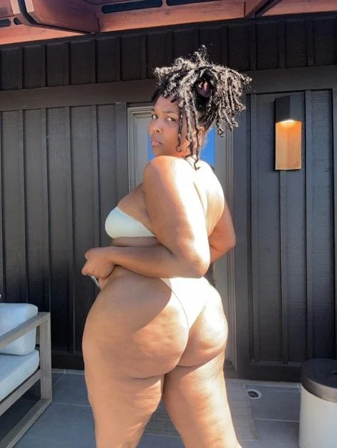 BBW Ebony chocolate baddie making her fat juicy ass clap image 4