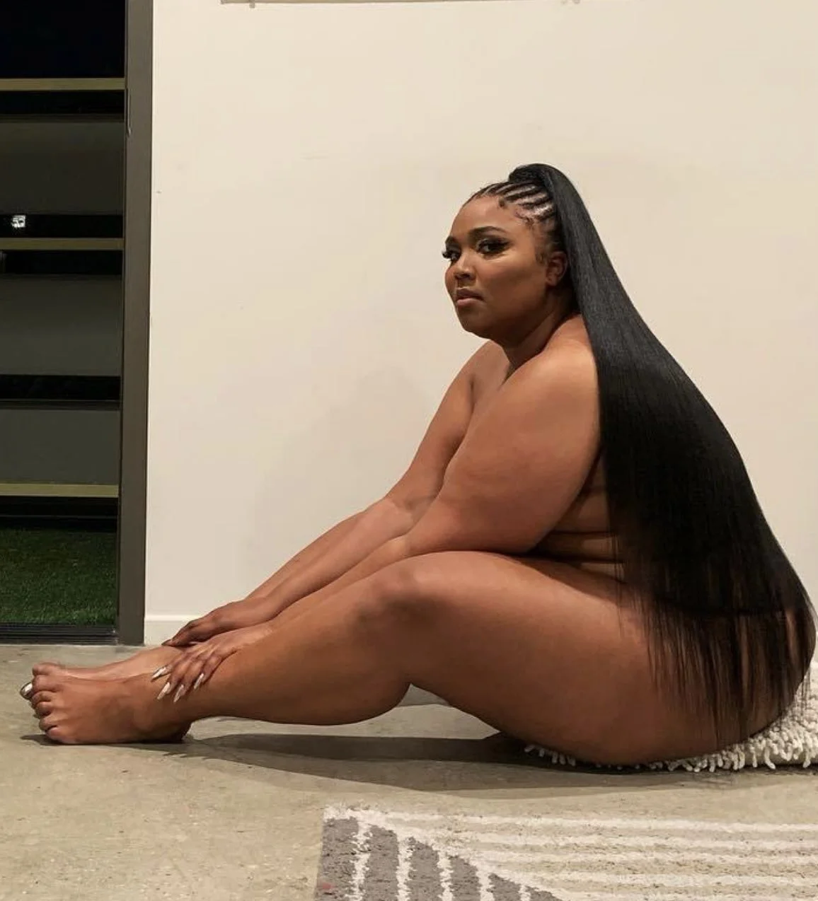 BBW Ebony chocolate baddie making her fat juicy ass clap image 5