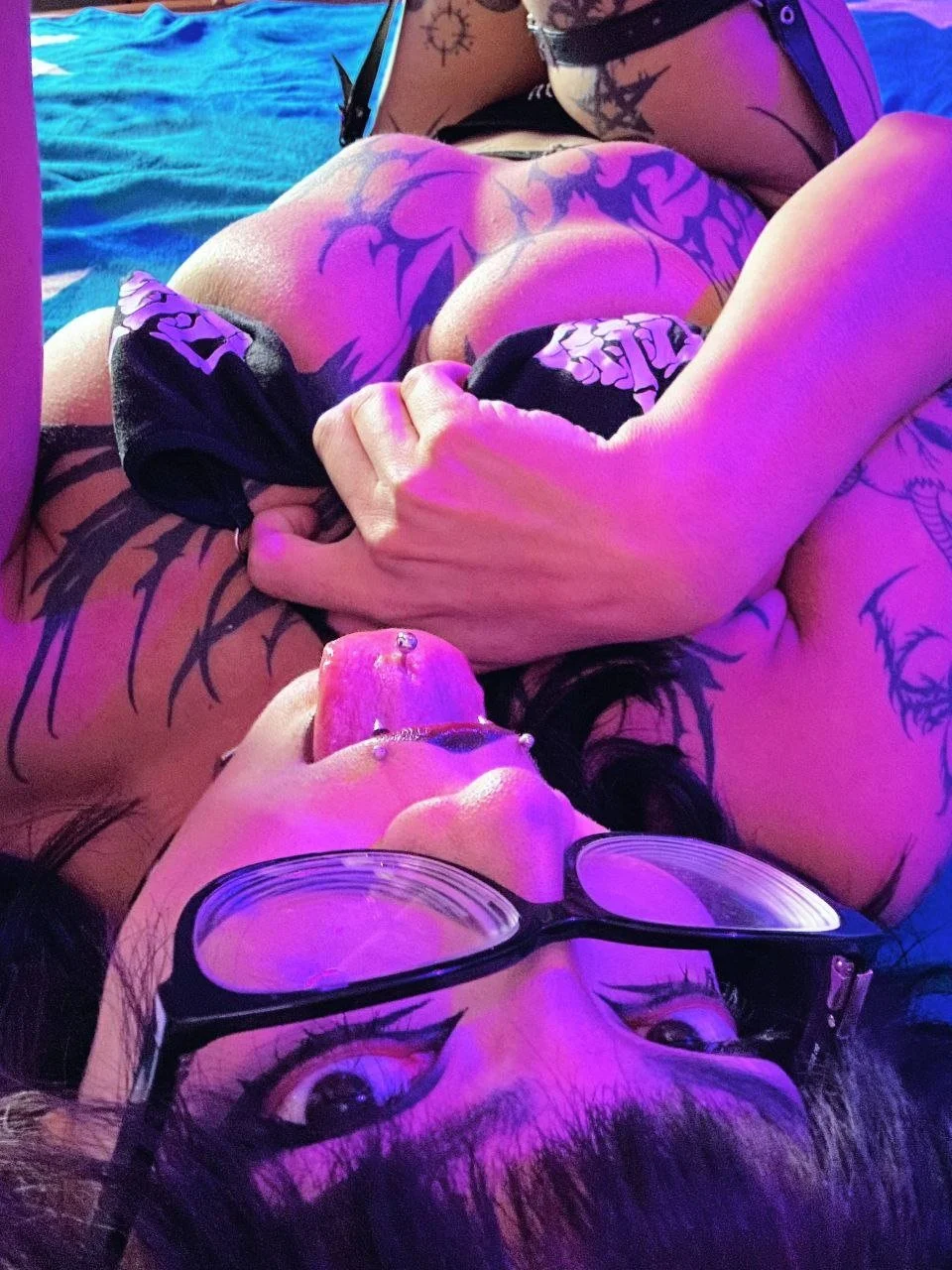 Gotica masturbándose image 14