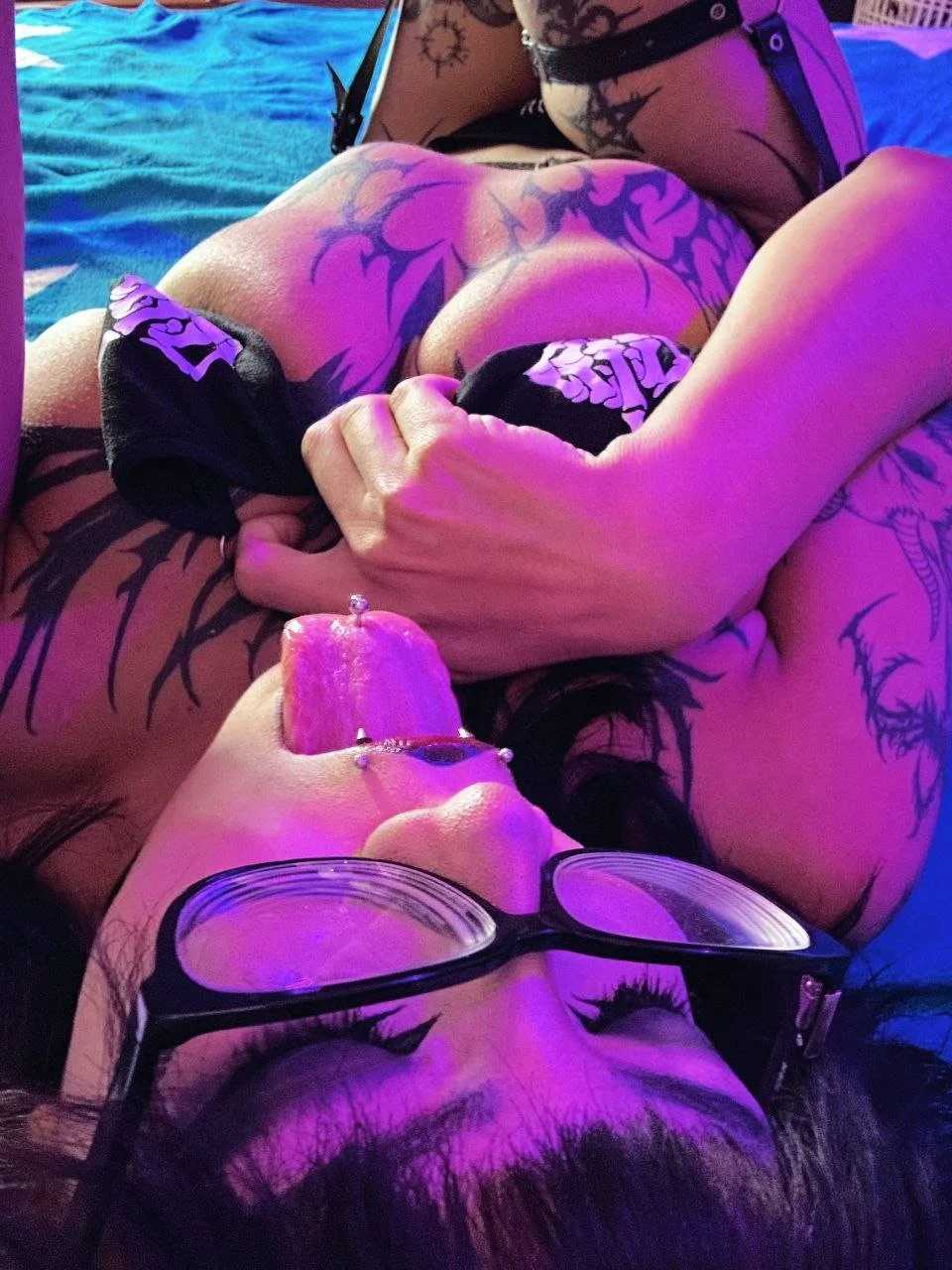 Gotica masturbándose image 5