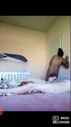 Monte de gente em casa o casal ainda brinca na putaria olha a safadeza da casadinha bm putinha main image