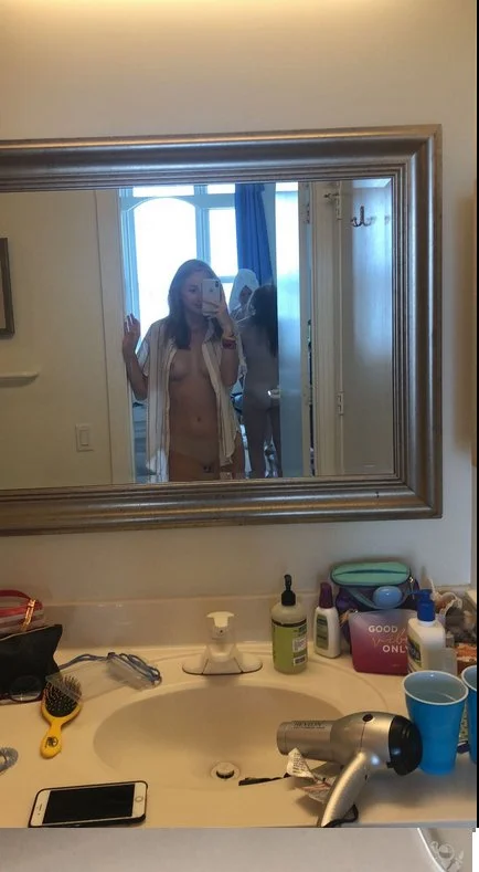She likes to send her gym progress to me behind her bfs back image 7