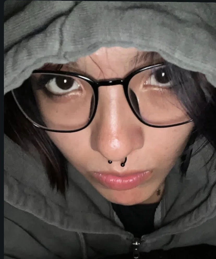 Ex novia flaquita con gafas expuesta por un seguidor image 3