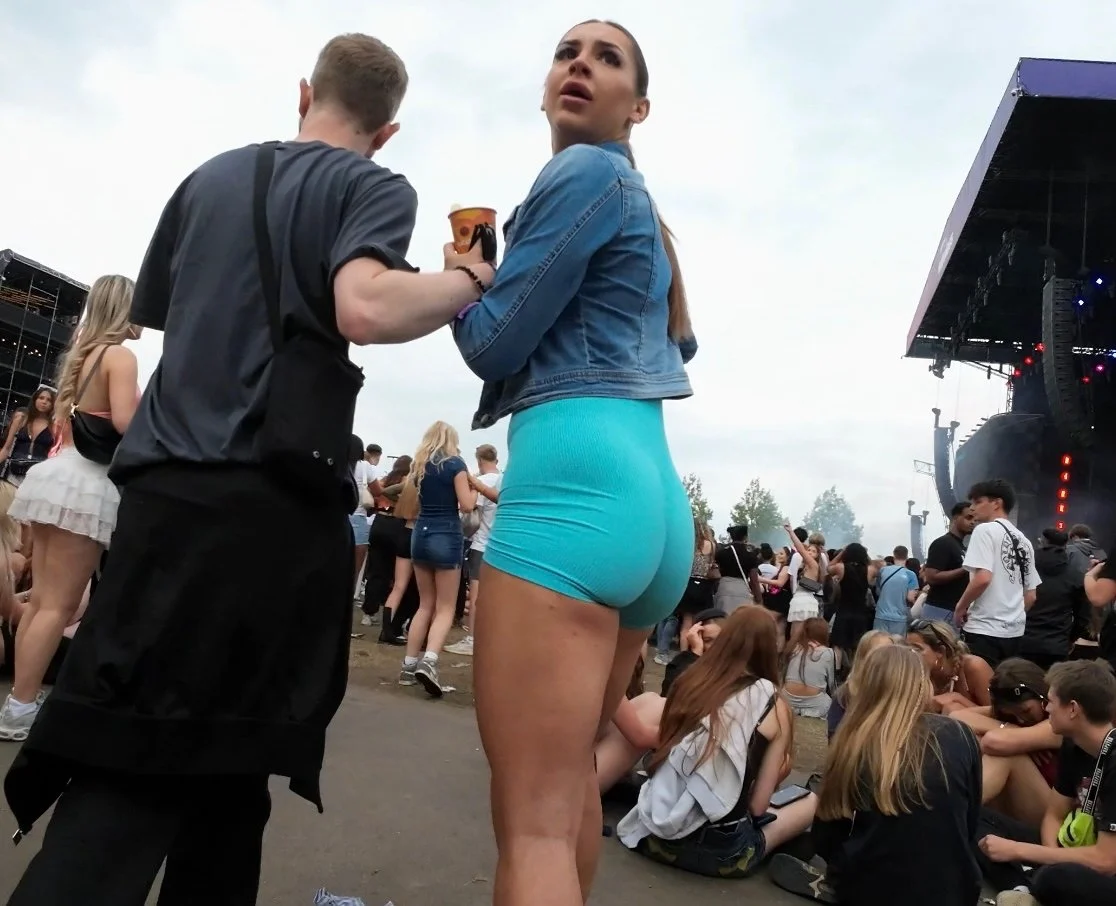 Flaga loira rabuda deixou passar a mão no rabo enorme image 23