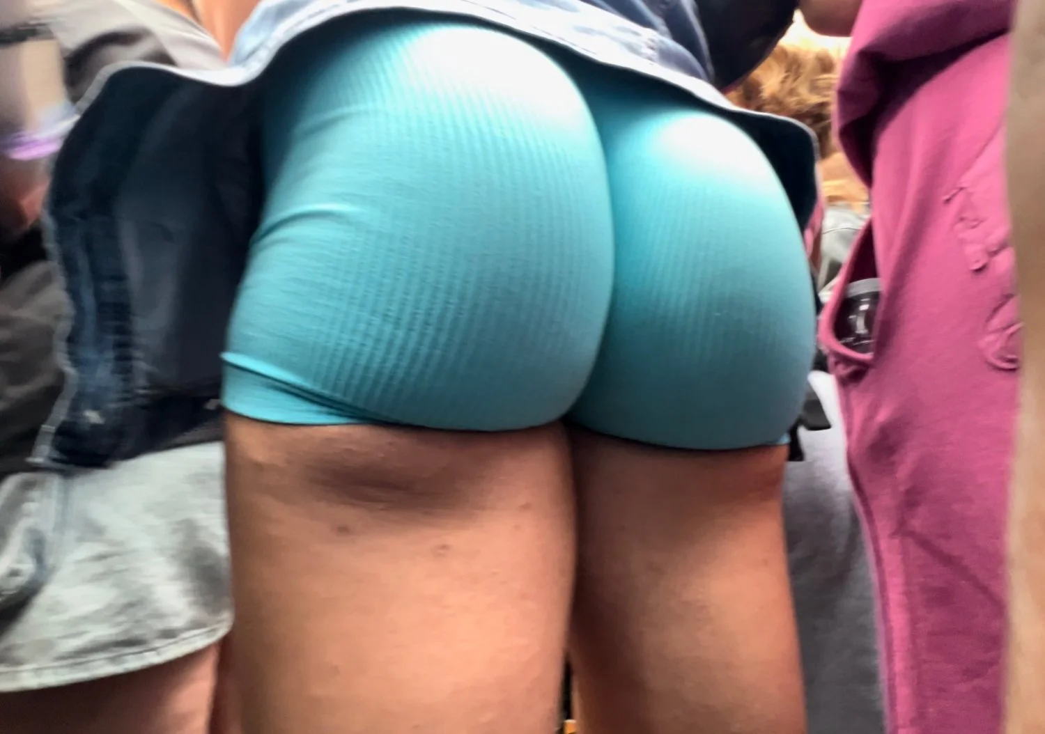 Flaga loira rabuda deixou passar a mão no rabo enorme image 25