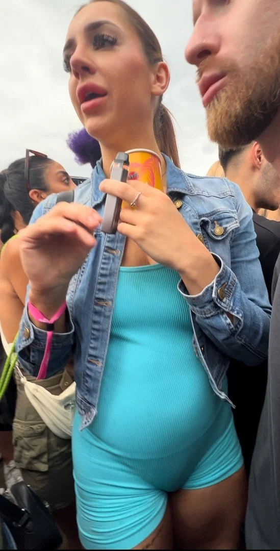 Flaga loira rabuda deixou passar a mão no rabo enorme image 26