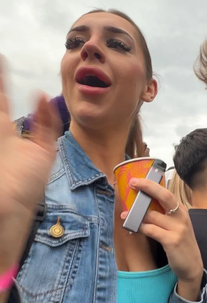 Flaga loira rabuda deixou passar a mão no rabo enorme image 27