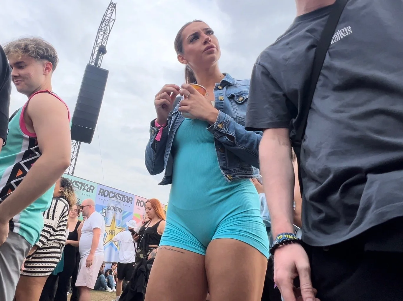 Flaga loira rabuda deixou passar a mão no rabo enorme image 28