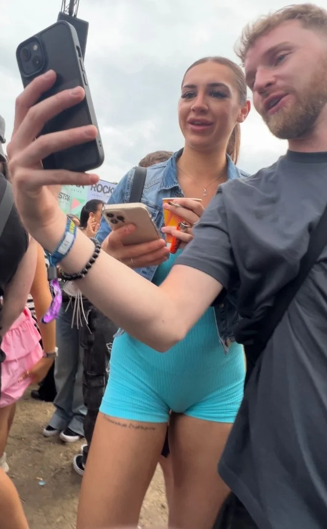 Flaga loira rabuda deixou passar a mão no rabo enorme image 30