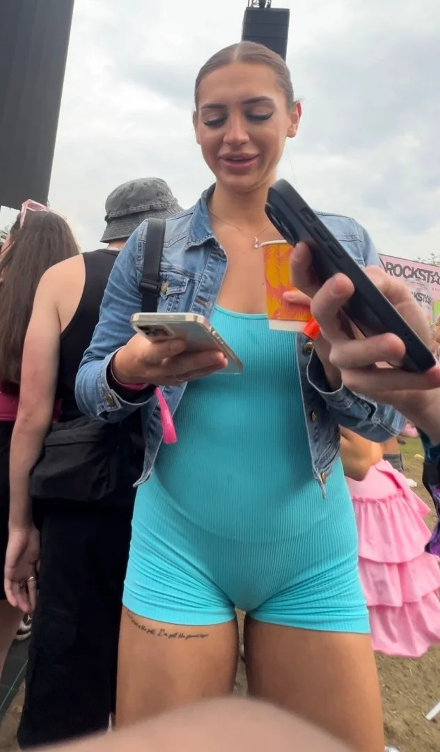 Flaga loira rabuda deixou passar a mão no rabo enorme image 42