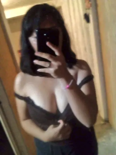 Linda perra con hermosas tetas cover image