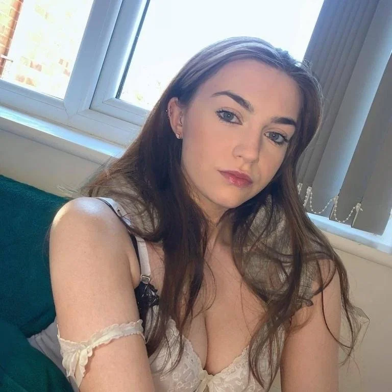 Webslut-Brunette Baddie-Lost image 5
