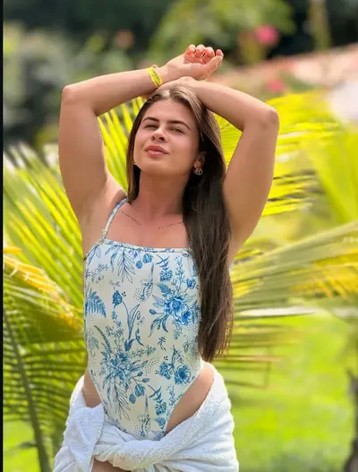 OLHA ESSA GOSTOSA DE BIQUÍNI QUE DELICIA. cover image