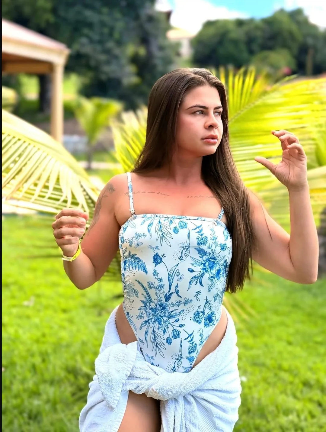 OLHA ESSA GOSTOSA DE BIQUÍNI QUE DELICIA. image 2