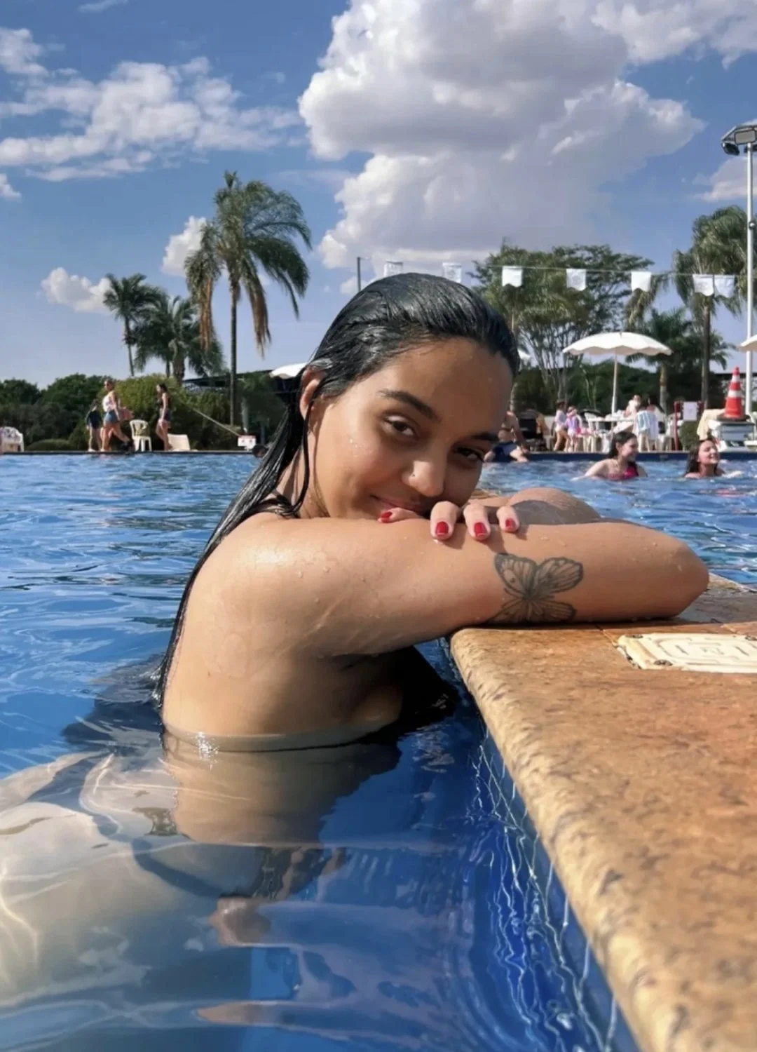Novinha morena gostosa caiu na net se exibindo, safada mandou nudes e foi vazada por inscrito image 2