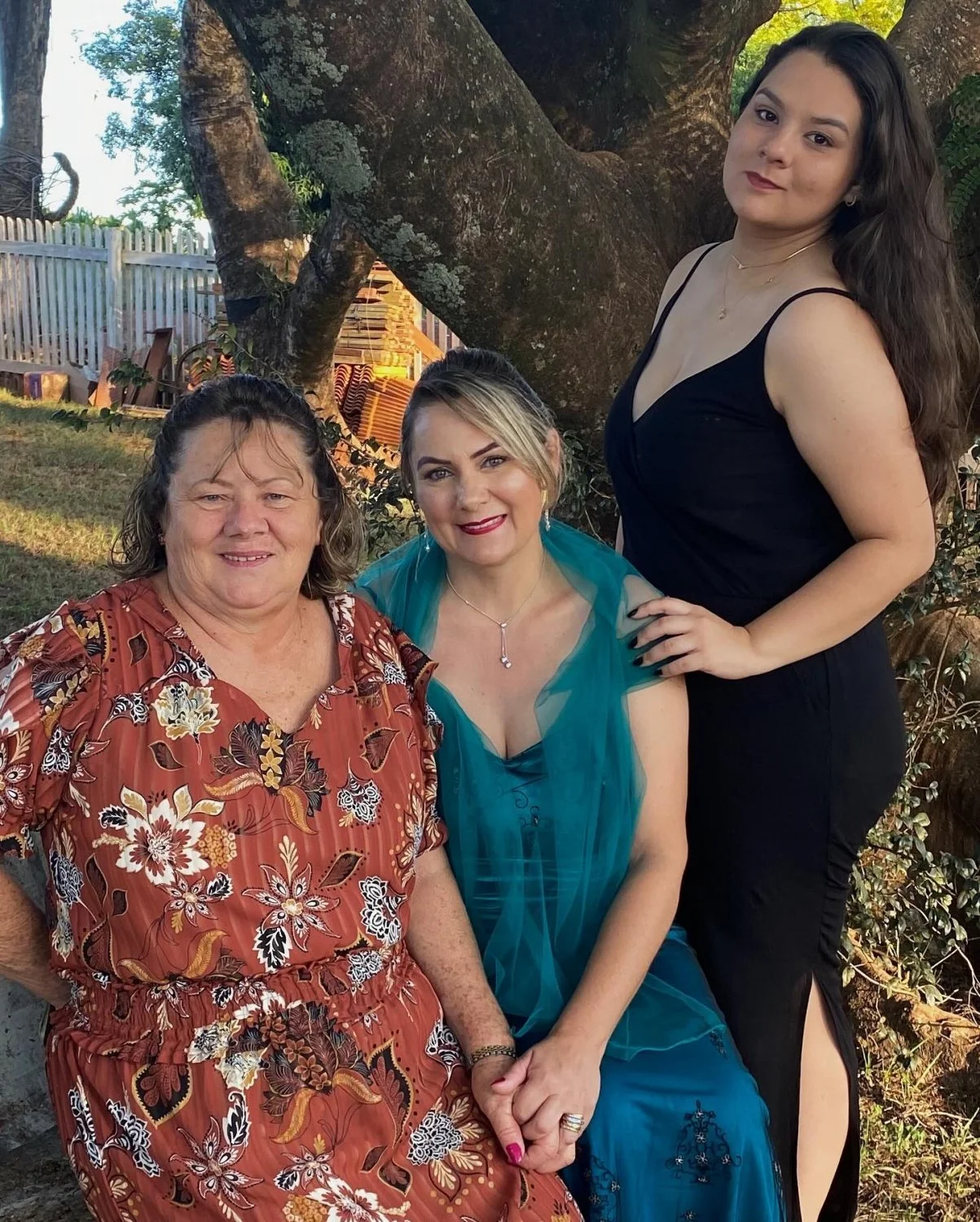 Loira casada, mãe de familia, mas adora levar rola de rapazes mais novos. image 20