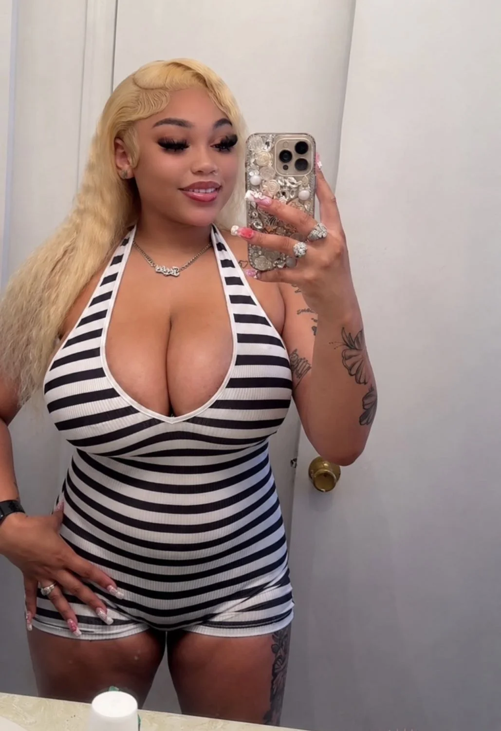 Busty lightskin main image
