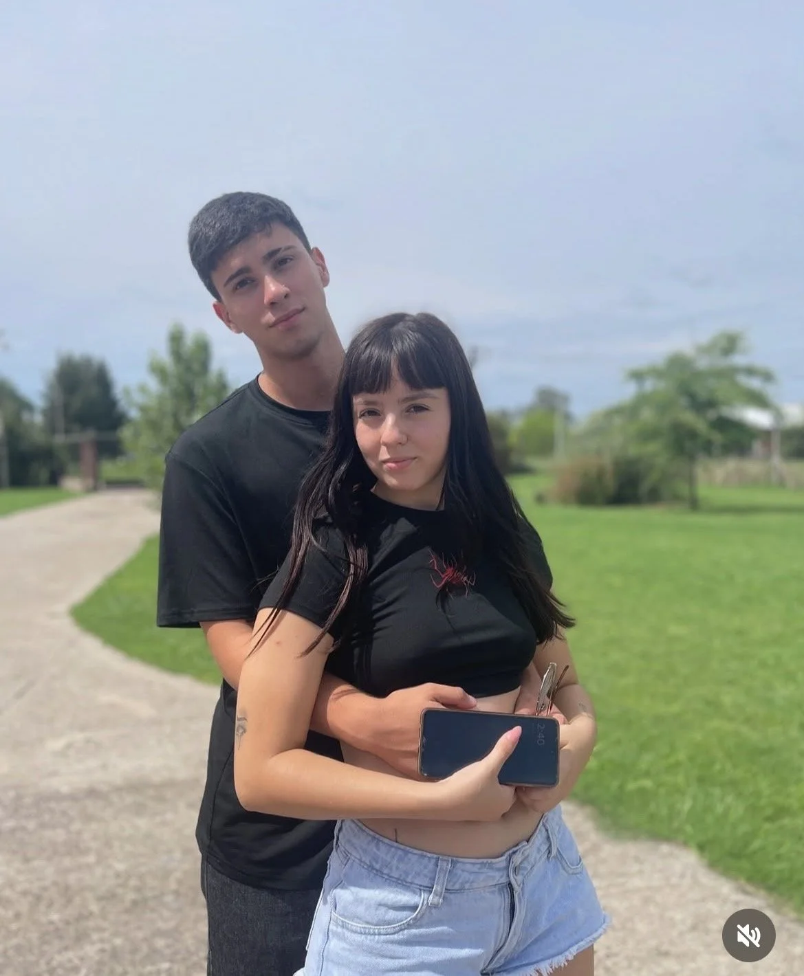 Pendejita Argentina hace cornudo al novio con un viejo gordo image 2
