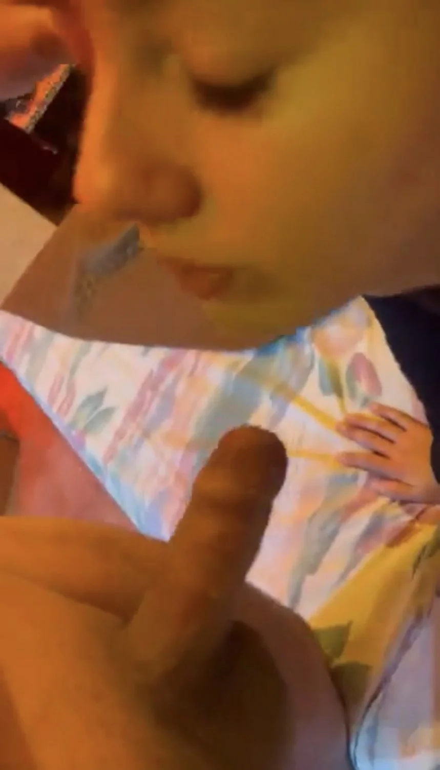 Pendejita Argentina hace cornudo al novio con un viejo gordo image 4