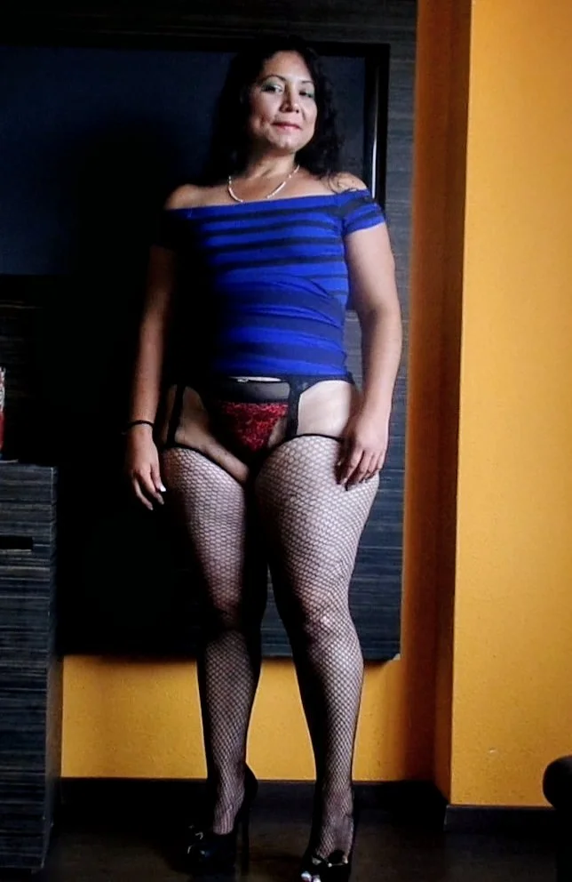LA MILF NALGONA DE MI AMIGA MODELANDO SU ENORME CULO JOVITA SARABIA image 2