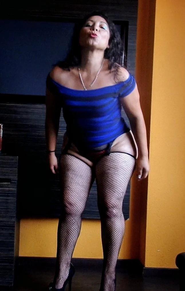 LA MILF NALGONA DE MI AMIGA MODELANDO SU ENORME CULO JOVITA SARABIA image 6