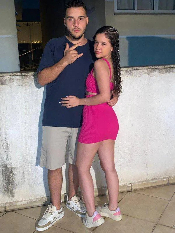 Casalzinho-novinha cacheada sentando gostoso no namorado main image