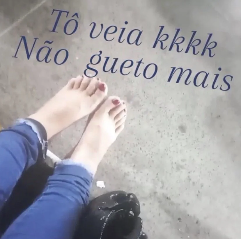 Pezinhos da prima gostosa do Sítio interior image 15