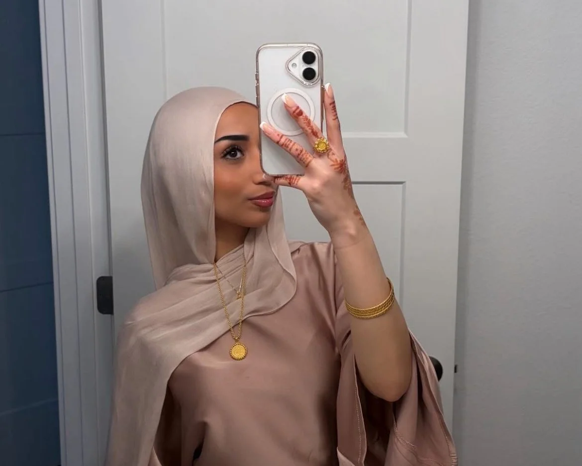 19 yr old Muslim slut shows off her tight smooth pussy main image
