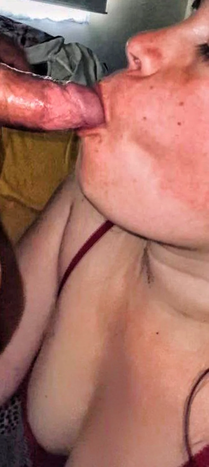 Ex polola de un amigo viene a mi casa y me la chupa 😋😬 image 3