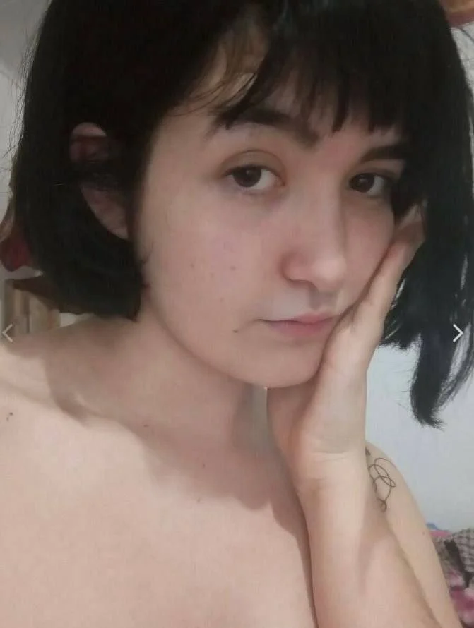 Putinha tatuada muito safada se exibindo vazada image 1