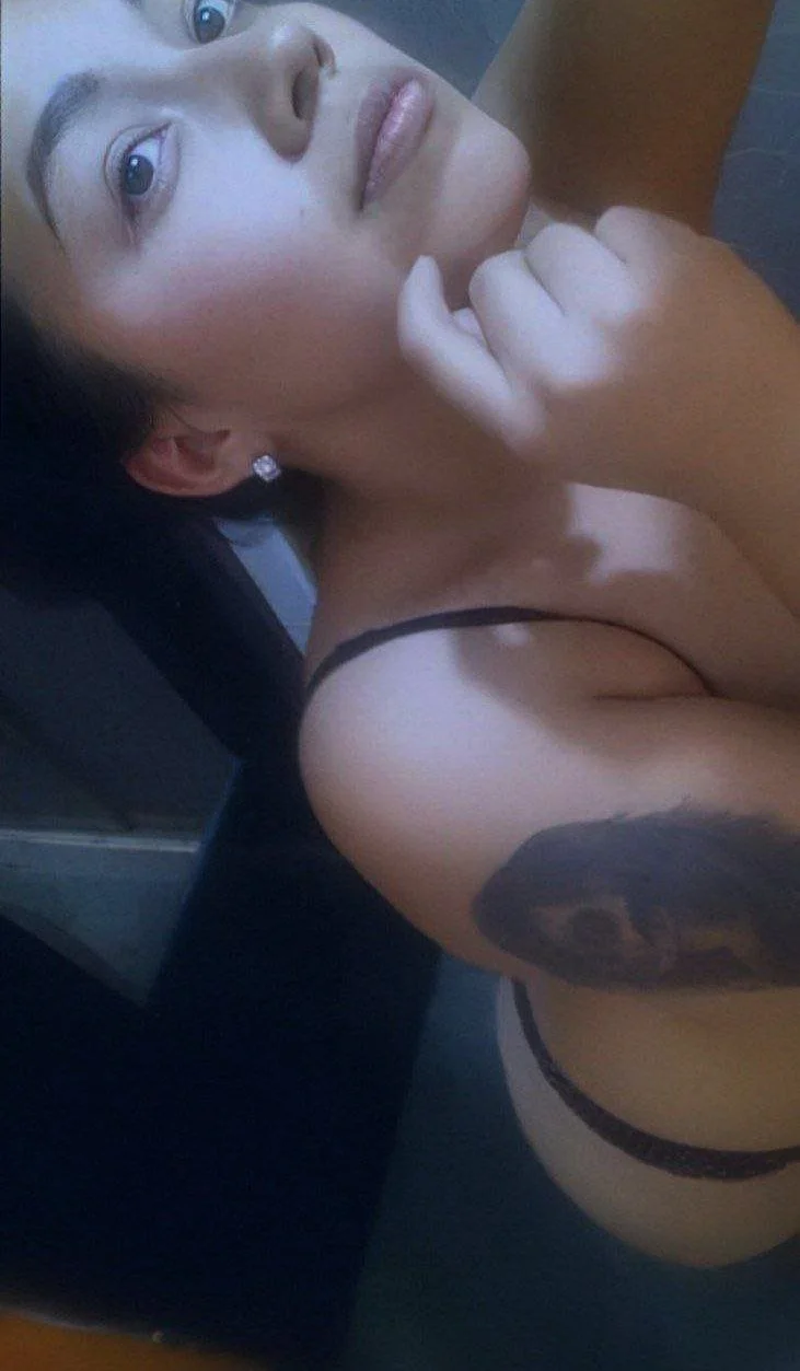 Katerina de 29 años mexicana de un rico culo y unas deliciosas tetas le gusta chupar verga image 2