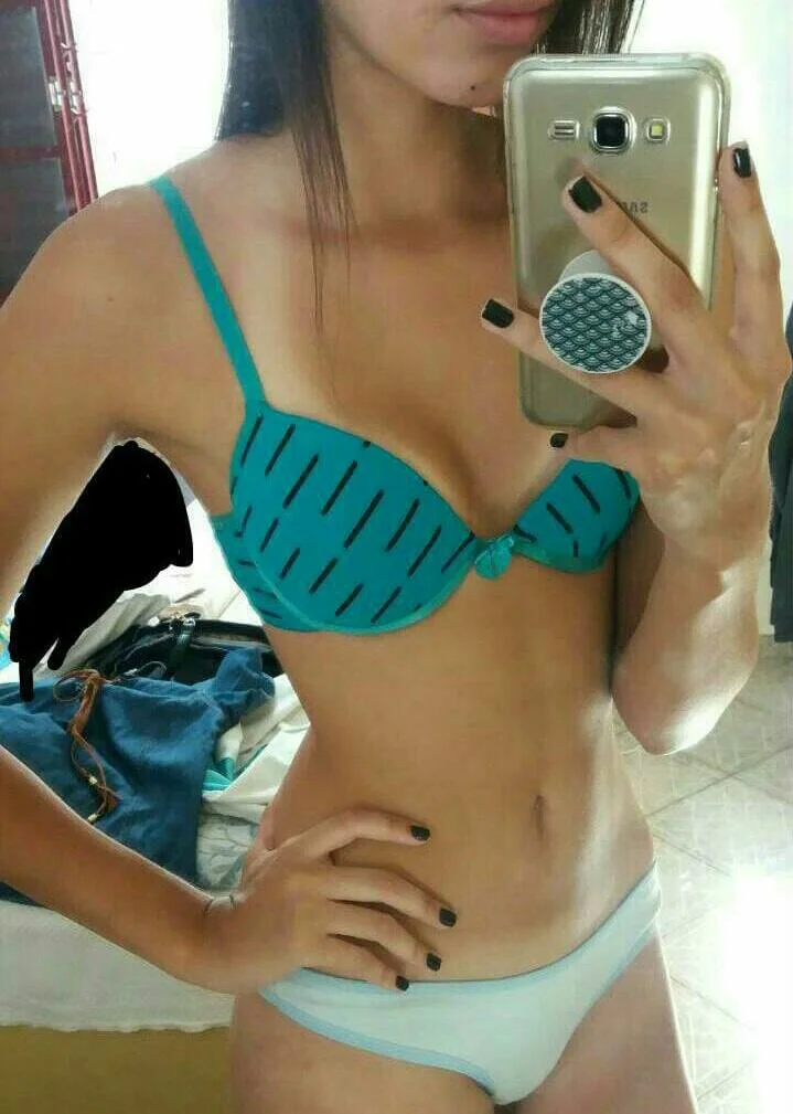 Novinha alguém sabe quem é? Ou tem mais dela? main image
