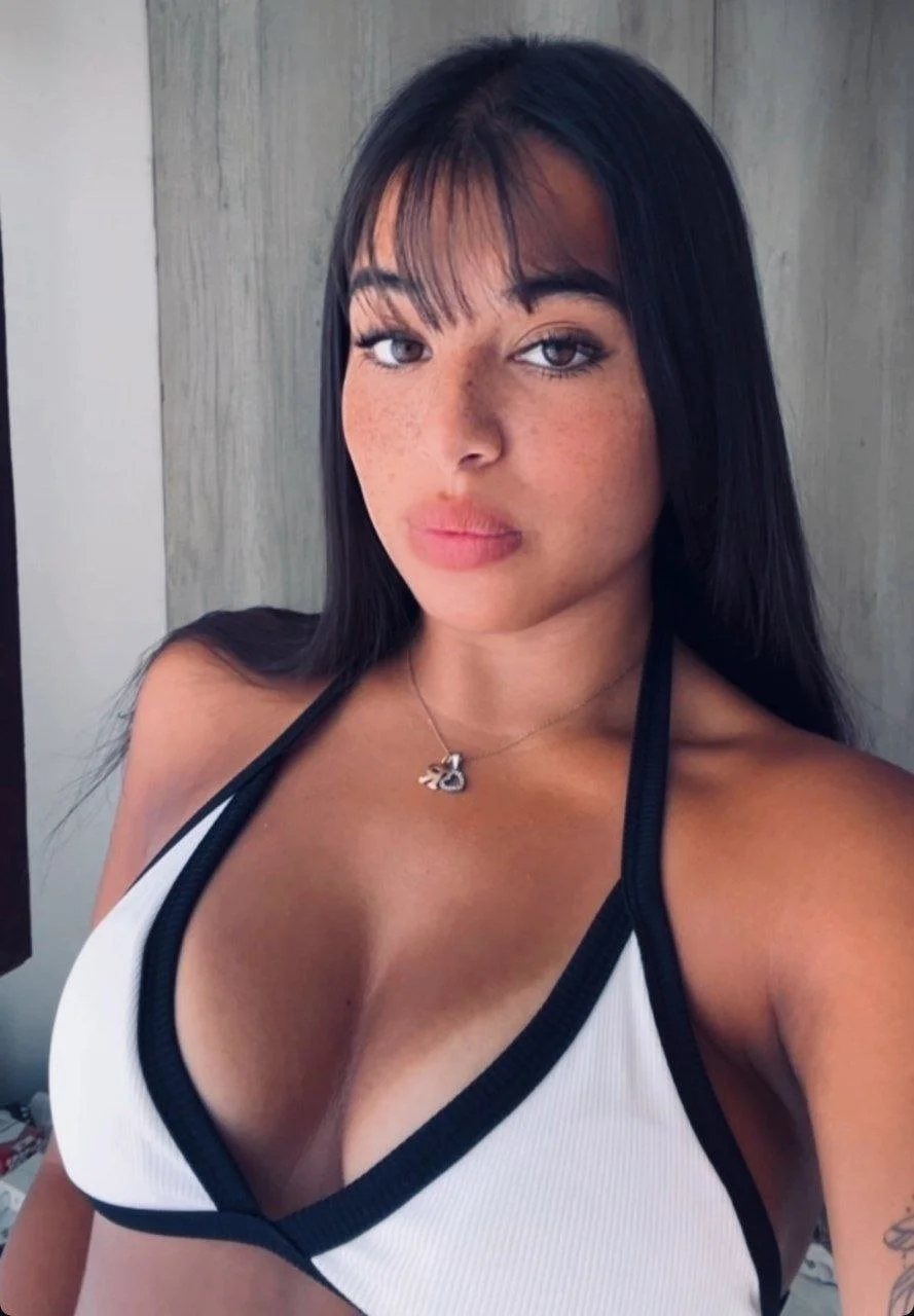 Morochita PUTITA Tetas Hermosas image 4