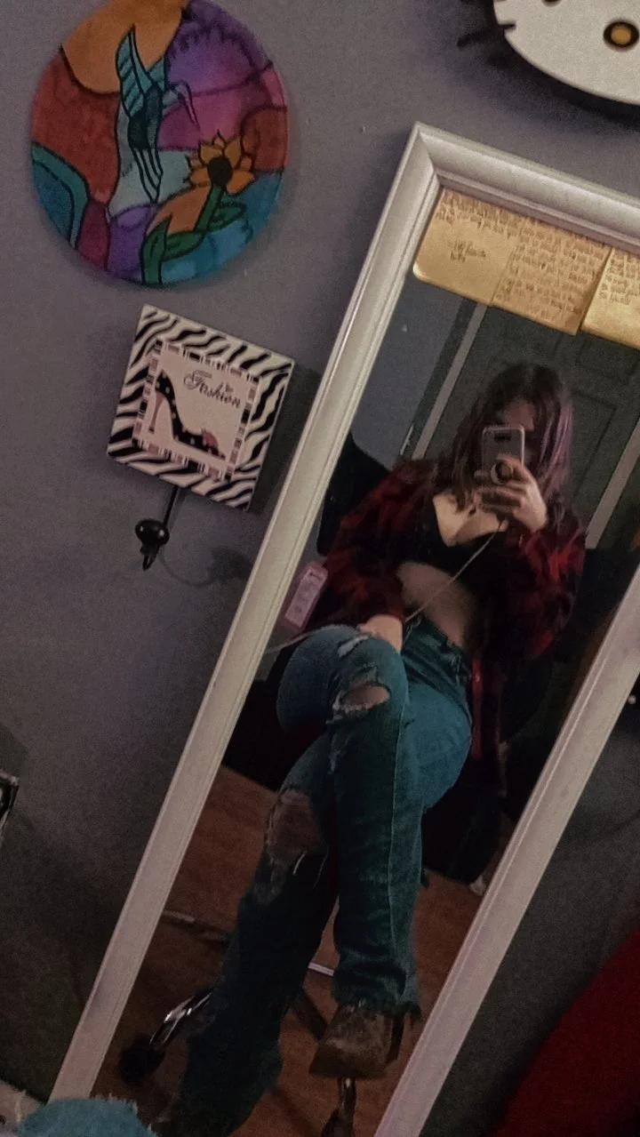 dm me wwyd to this 18 year old slut (original got deleted) main image