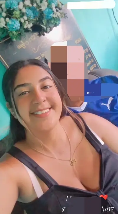 Vazou foto de novinha gostosa mostrando a buceta pro amante cover image