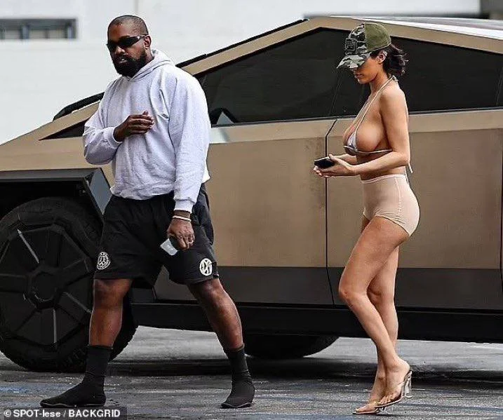 Kanye West came to the 2025 Grammys with his naked wife Bianca Censori image 11